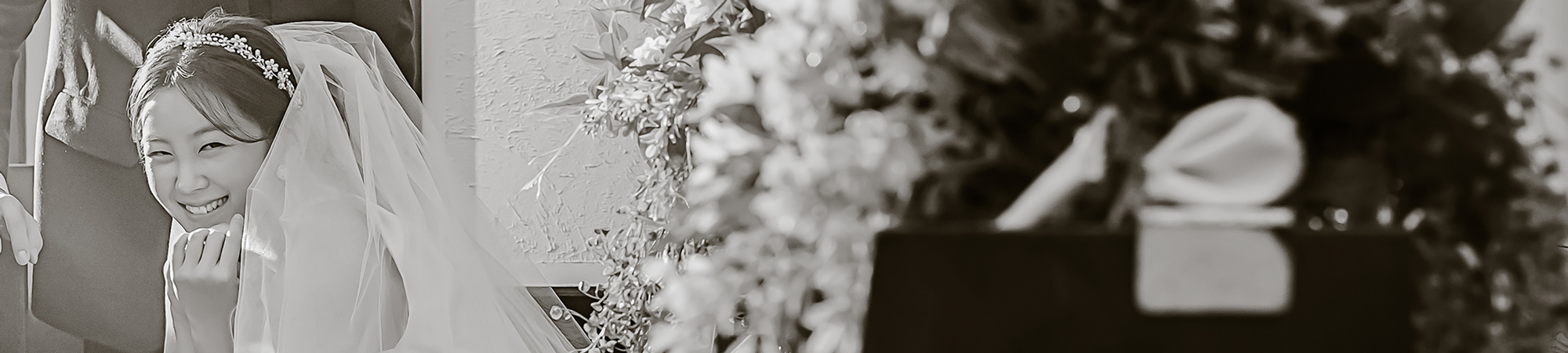 フォトウェディング専門のブライダルフォトスタジオLUXE MATSUYAMA　– リュクス松山の新郎新婦のナチュラルなチャペルでのドレス撮影のイメージカット
             