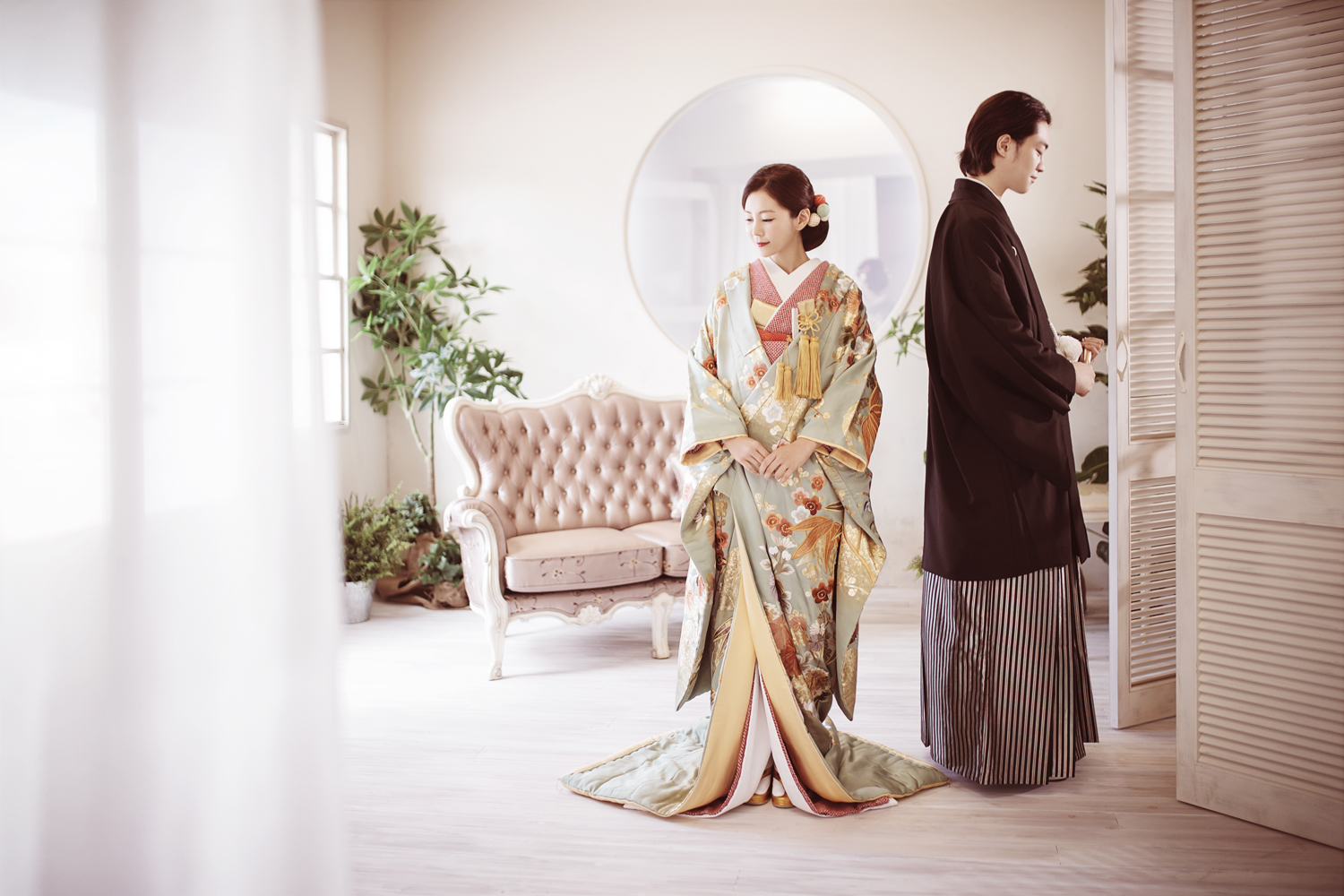 フォトウェディング専門のブライダルフォトスタジオLUXE MATSUYAMA–リュクス松山の色打掛と紋付袴の新郎新婦と大正ロマンな一枚