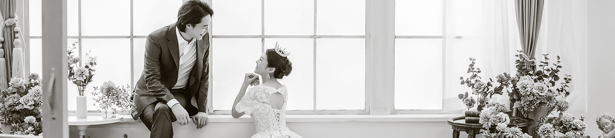 
                  フォトウェディング専門のブライダルフォトスタジオLUXE MATSUYAMA　– リュクス松山の新郎新婦の洋装とタイルと白窓の明るい部屋のイメージカット	  