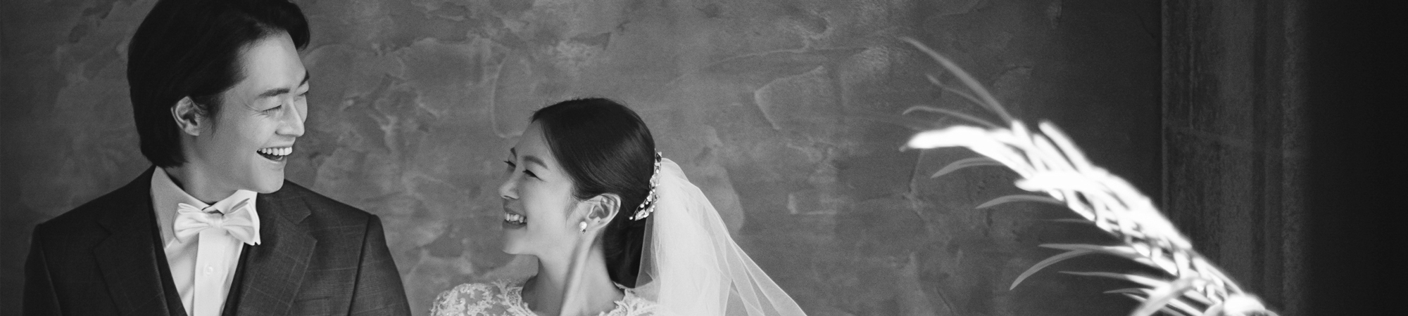 フォトウェディング専門のブライダルフォトスタジオLUXE MATSUYAMA –リュクス松山- のシャンデリア下の新郎新婦の撮影